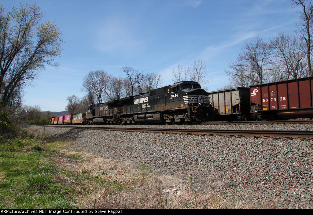 NS 9424 takes a stack train East past train 651